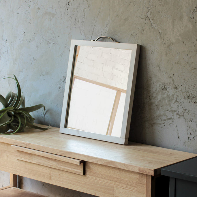 テーブルにあるホワイト色のウッドハンドミラー