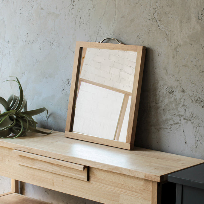 ナチュラルウッド色のウッドハンドミラー