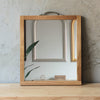 ナチュラルウッド色のウッドハンドミラー