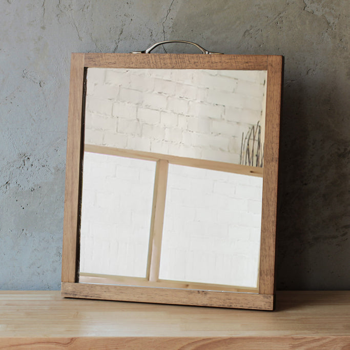 ウォルナットブラウン色のウッドハンドミラー