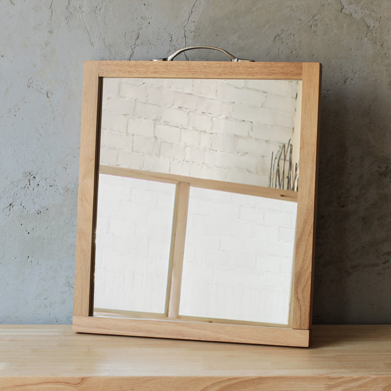 ナチュラルウッド色のウッドハンドミラー