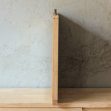 ナチュラルウッド色のウッドハンドミラー