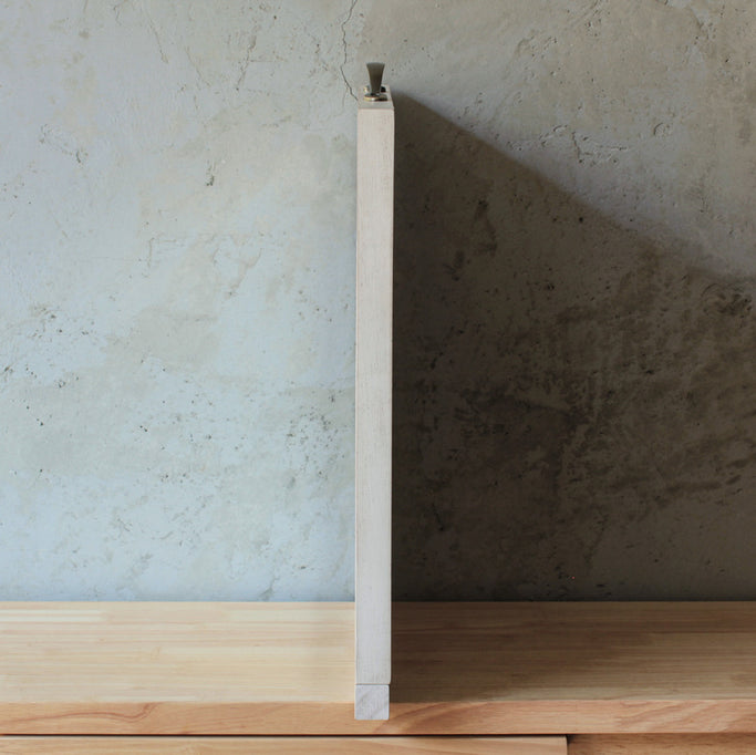 ホワイト色のウッドハンドミラー