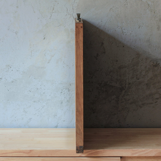 ウォルナットブラウン色のウッドハンドミラー