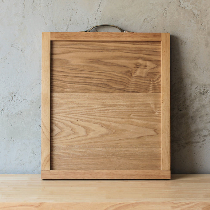 ナチュラルウッド色のウッドハンドミラー