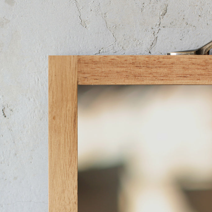 ナチュラルウッド色のウッドハンドミラーの詳細1