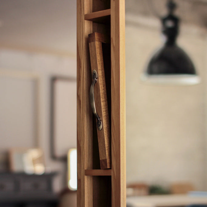 ウッドハンドミラーの使用例1（ドレッサーに入れられる使いやすいサイズ）