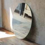 部屋にあるウォールアートミラー【サークル型】