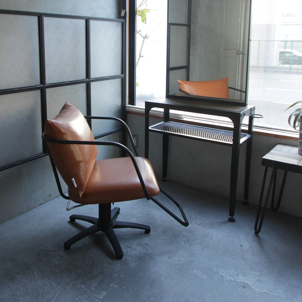 おしゃれな美容室にあるスタイリングチェア「エノラ」