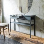 おしゃれな美容室にあるグレー色シンプルなワイドコンソール