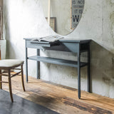 おしゃれな美容室にあるグレー色シンプルなワイドコンソール