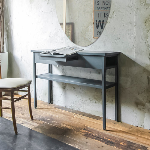 おしゃれな美容室にあるグレー色シンプルなワイドコンソール