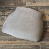 床にあるグレーオリーブ色クッション