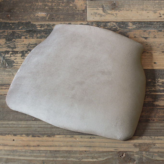 床にあるモカグレー色クッション