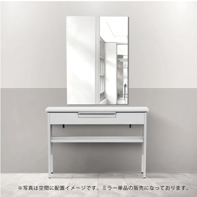 サロンにあるフレームレススクエアミラーとホワイトコンソール