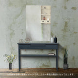 サロンにあるフレームレススクエアミラーとグレーコンソール