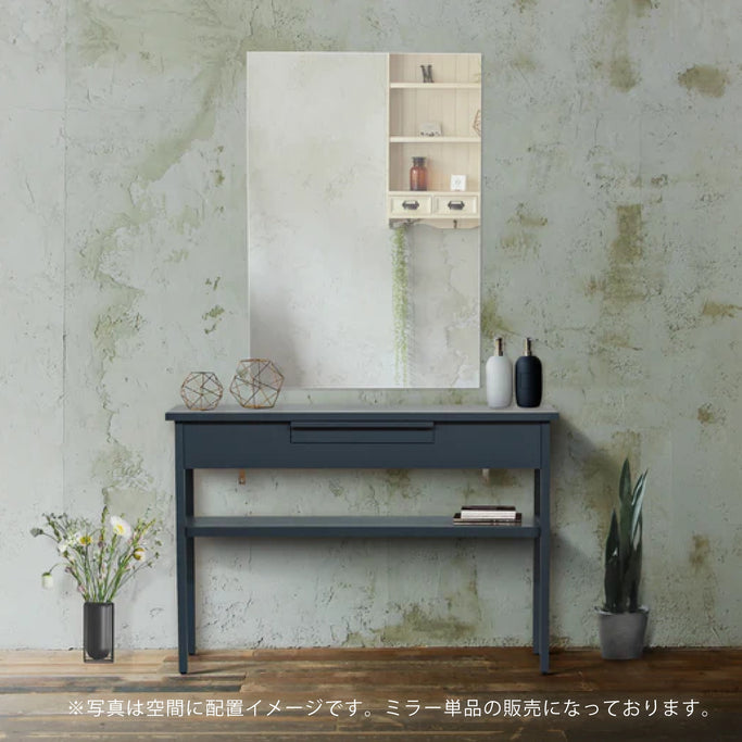 サロンにあるフレームレススクエアミラーとグレーコンソール