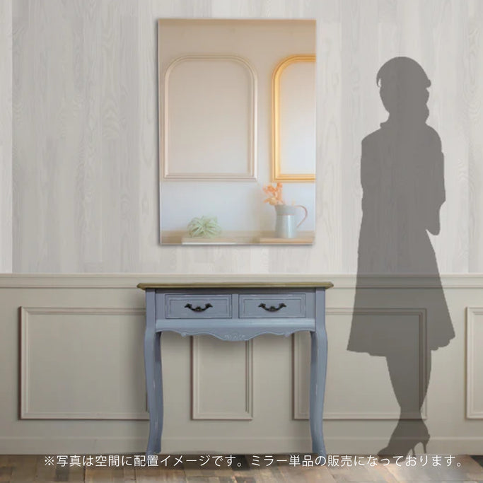 部屋にあるフレームレスミラーとコンソールとサイズがわかるための人シルエット