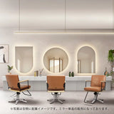 サロンにあるフレームレスミラーの3枚とスタイリングチェアの3台