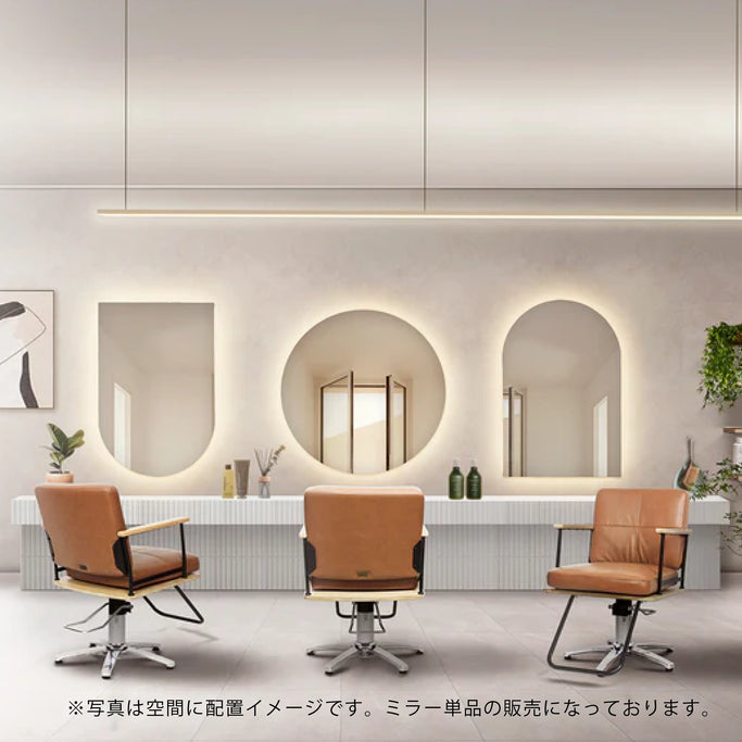 サロンにあるフレームレスミラーの3枚とスタイリングチェアの3台