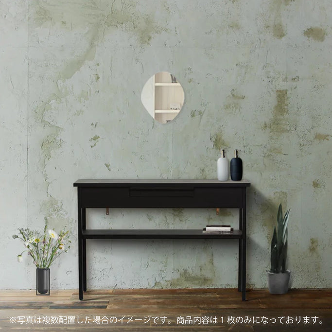 しゃれなお手洗いにある小型サイズ壁掛け鏡と黒色のコンソール【mro19】イメージ画像