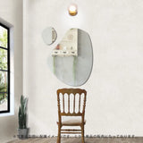 ナチュラルなサロンにある韓国ウェーブミラーとブラウンセット椅子【ウォールアートミラー：MRO13・MRO19】