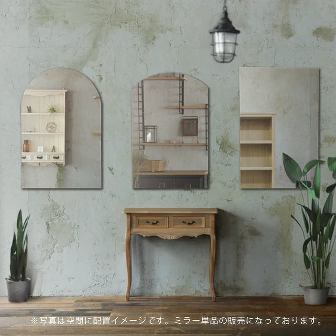 ナチュラルサロンにあるおしゃれな鏡【ウォールアートミラー】とウッドコンソール【サロン専用コンソール ネコ脚】