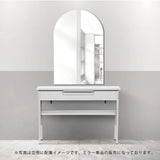 サロンにあるフレームレスアーチミラーとホワイトコンソール