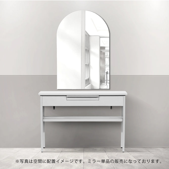 サロンにあるフレームレスアーチミラーとホワイトコンソール