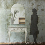 部屋にあるフレームレスアーチミラーとコンソールとサイズがわかるための人シルエット