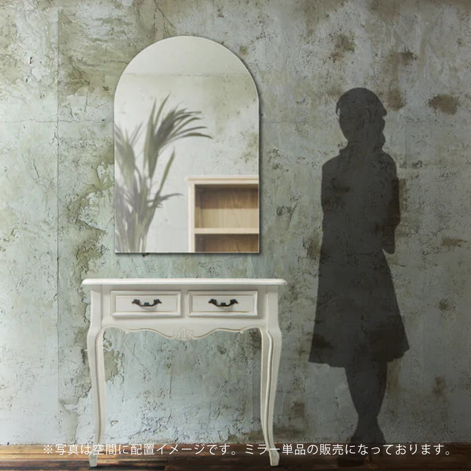 部屋にあるフレームレスアーチミラーとコンソールとサイズがわかるための人シルエット