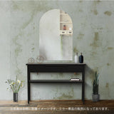 サロンにあるフレームレスアーチミラーとブラック色コンソール