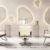 おしゃれなサロンにある韓国ウェーブミラーとベージュセット椅子【ウォールアートミラー：MRO13】