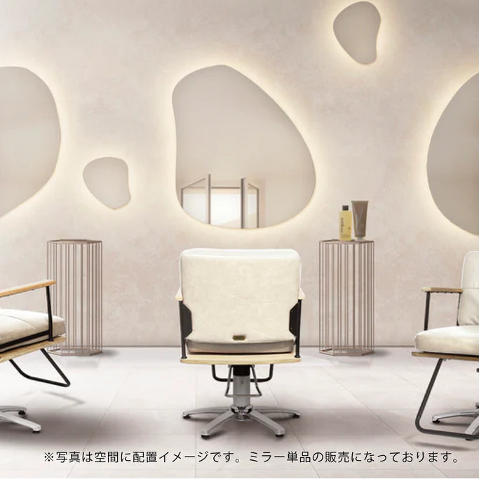 おしゃれなサロンにある韓国ウェーブミラーとベージュセット椅子【ウォールアートミラー：MRO13】