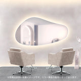 おしゃれな韓国サロンにある韓国ウェーブミラー【ウォールアートミラー：MRO14】とベージュカラーセット椅子の2台【アデラ】