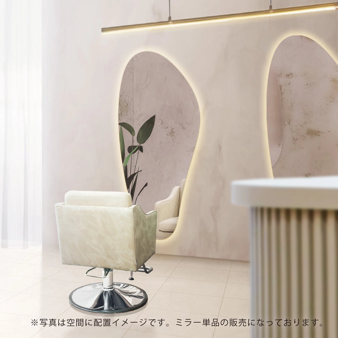 ベージュカラーシンプルなサロンにある韓国ウェーブミラーの2枚【ウォールアートミラー：MRO14】とベージュカラーセット椅子【アデラ】