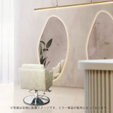 ベージュカラーシンプルなサロンにある韓国ウェーブミラーの2枚【ウォールアートミラー：MRO15】とベージュカラーセット椅子【アデラ】