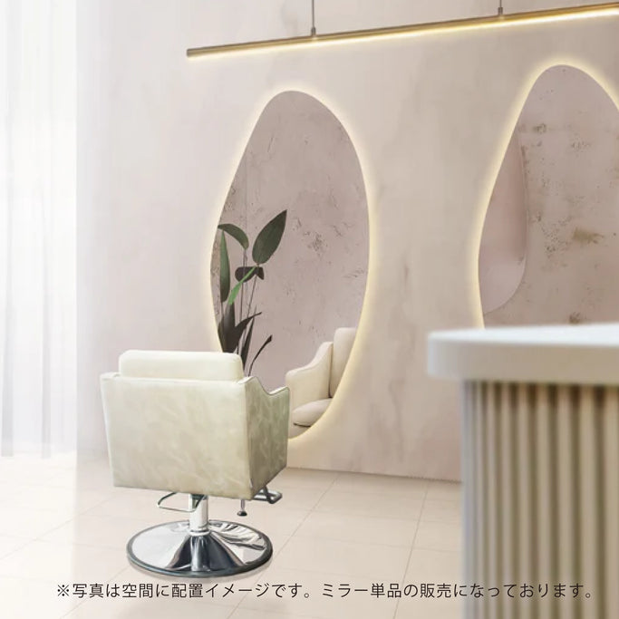 ベージュカラーシンプルなサロンにある韓国ウェーブミラーの2枚【ウォールアートミラー：MRO15】とベージュカラーセット椅子【アデラ】
