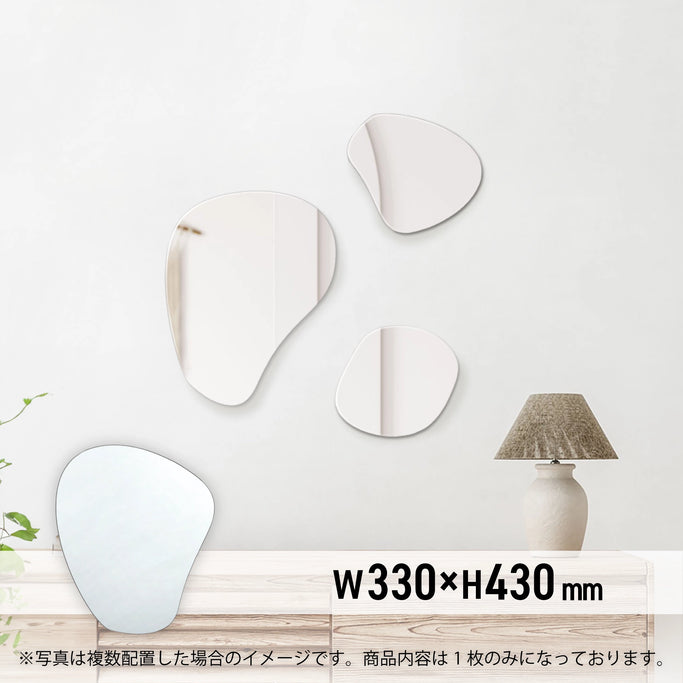 おしゃれなお手洗いにある小型サイズ壁掛け鏡【mro17】