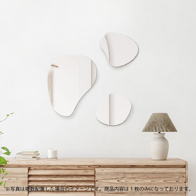 おしゃれなお手洗いにある小型サイズ壁掛け鏡【mro16】イメージ画像