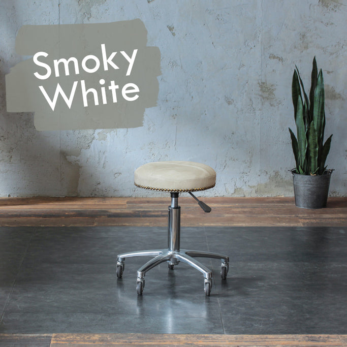 スモーキーホワイト色鋲ありのスツール