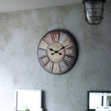 壁に掛けている大き目なウォールクロック