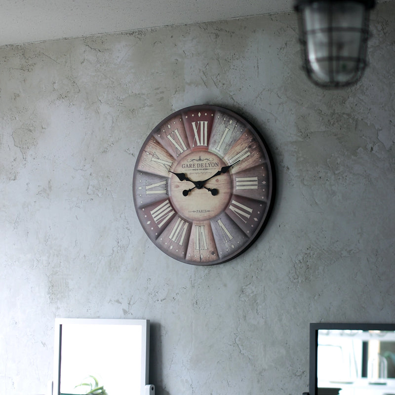 壁に掛けている大き目なウォールクロック