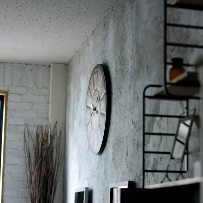 サロンにある大き目なウォールクロック