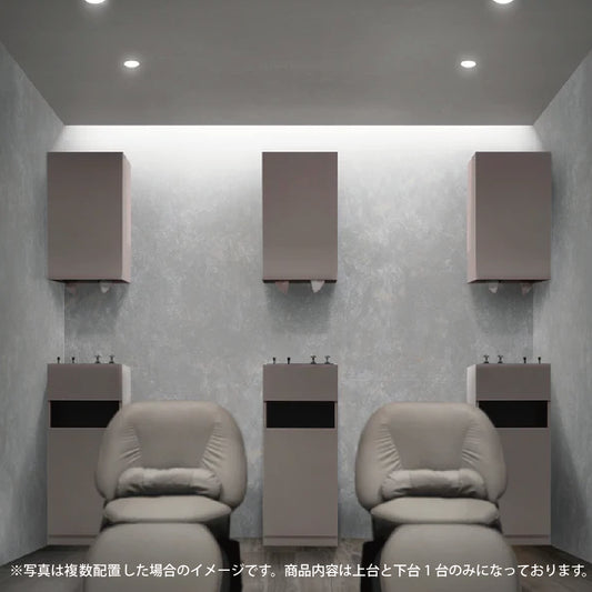 サロンにあるベージュグレーシングルドアシャンプーキャビネットの3台とシャンプーチェアの2台