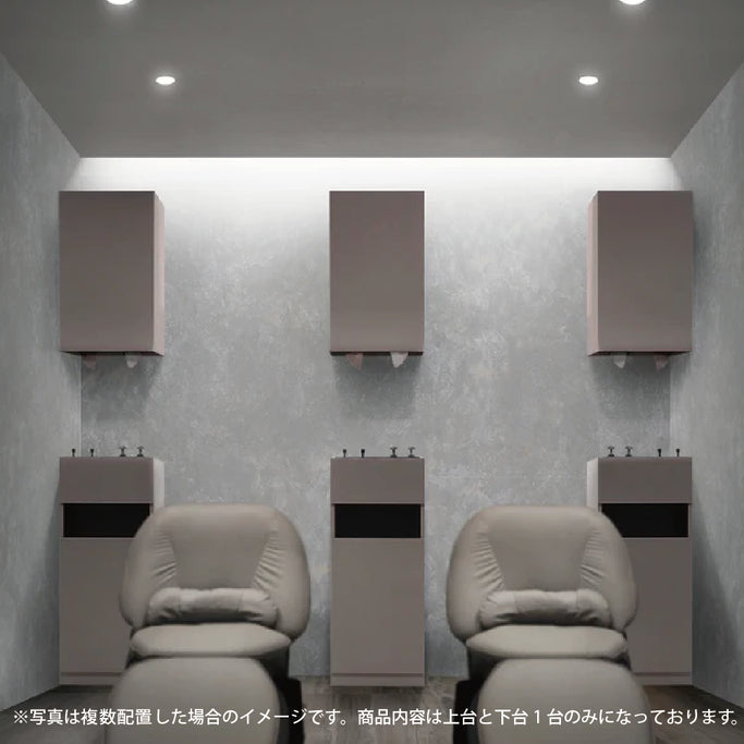 サロンにあるベージュグレーシングルドアシャンプーキャビネットの3台とシャンプーチェアの2台