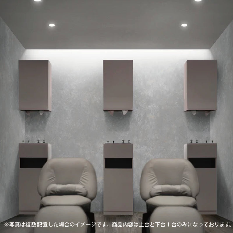 サロンにあるベージュグレーシングルドアシャンプーキャビネットの3台とシャンプーチェアの2台