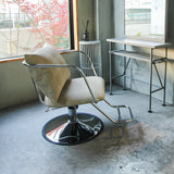 おしゃれな美容室にあるベージュ系のスタイリングチェア「エノラ」