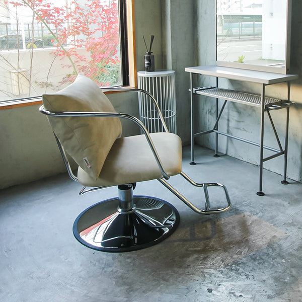 シームレス空間を研ぎ澄ます椅子