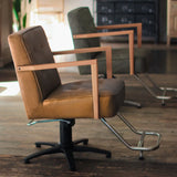 部屋にあるセットチェア ブリス2台 キャメルとグレイッシュサファリ